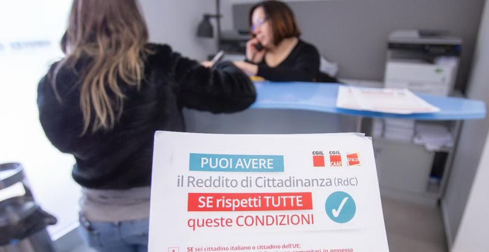 Reddito di cittadinanza, storia di Anna, tra card e lavoro nero