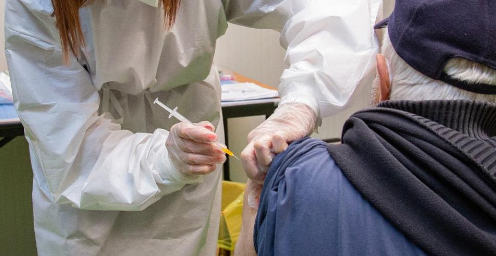 Vaccini, i medici di base contro la Regione Puglia sulla quarta dose