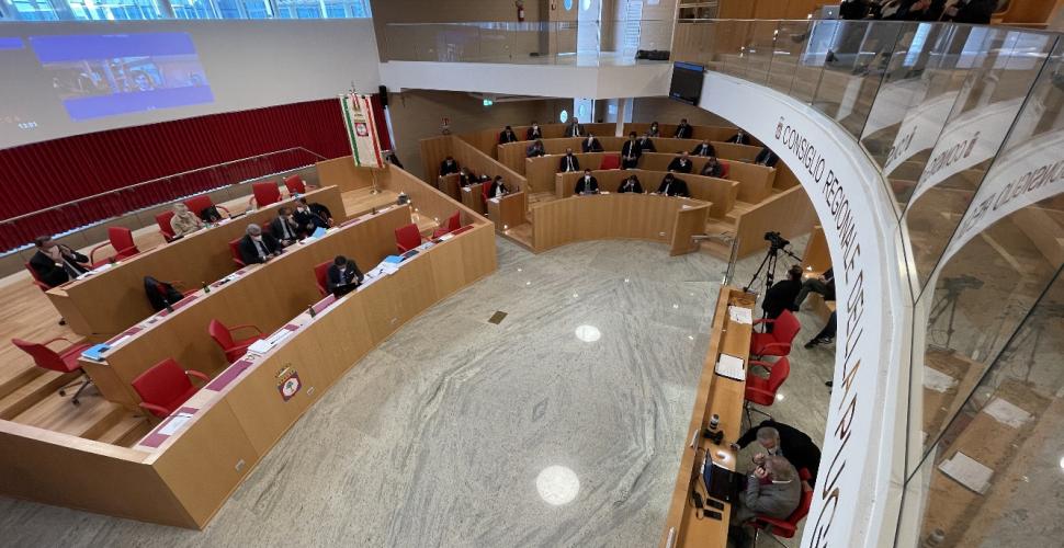 Puglia, Piemontese: «Bilancio regionale gode di buona salute». Palese: «Con il caro energia costi aumentati di 200 mln»