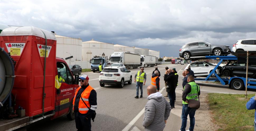 Caro benzina, nuovo giorno di proteste: autotrasportatori in presidio