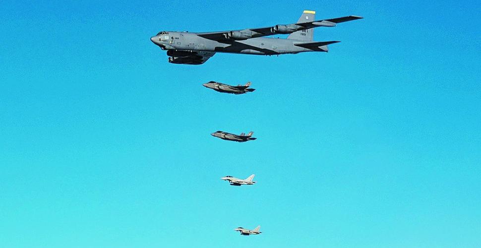 Guerra, due caccia intercettori di Amendola scortano i «bombardieri atomici» Usa