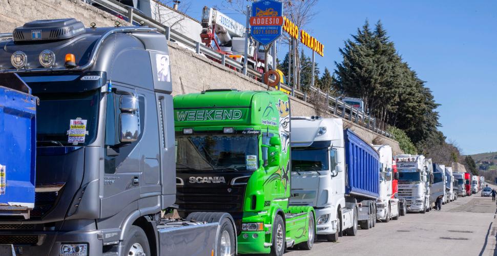 Caro carburanti, da lunedì nuova protesta dei tir: si blocca tutto anche in Puglia
