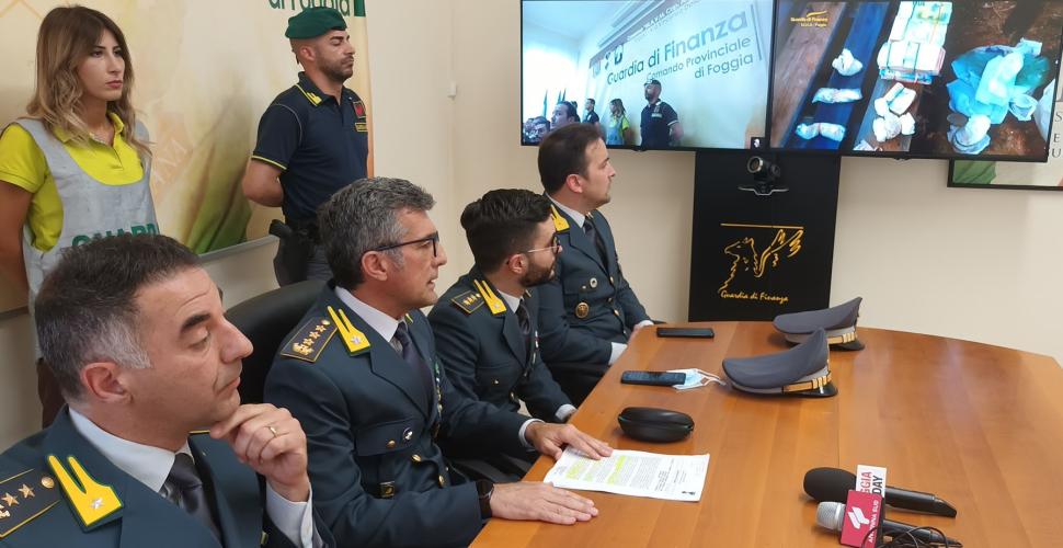 A San Nicandro  il market della droga in due circoli ricreativi: 16 arresti