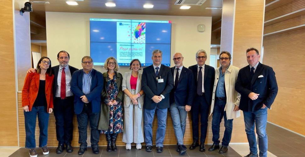 Puglia, con il «badge solidale» i caregiver saltano la fila in farmacia, uffici, attività commerciali