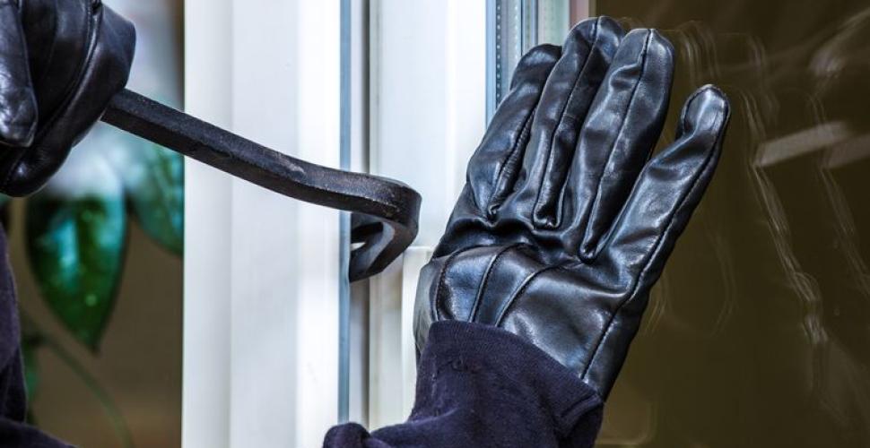 Lecce, ruba in casa e poi si mette a dormire sul divano: arrestato ladro