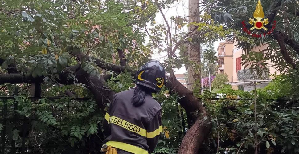 Maltempo: piogge e vento, domani allerta arancione al centro-sud