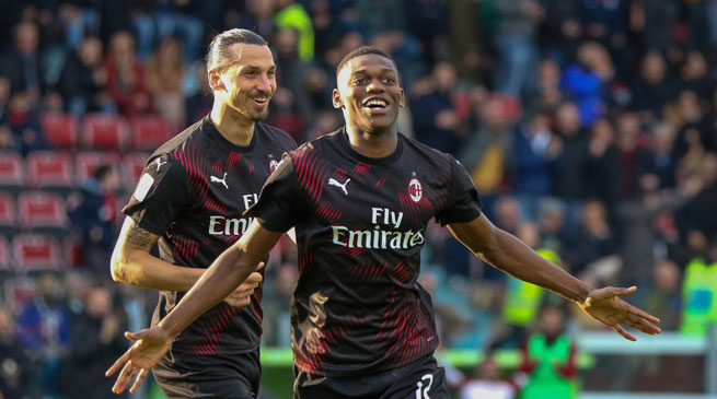 Rafael Leao esulta dopo il gol del vantaggio del Milan sul Cagliari