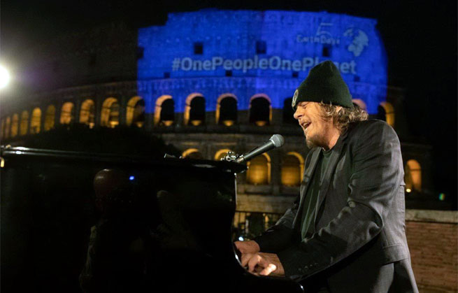 Zucchero Fornaciari canta al Colosseo di Roma con Bono per Giornata della Terra