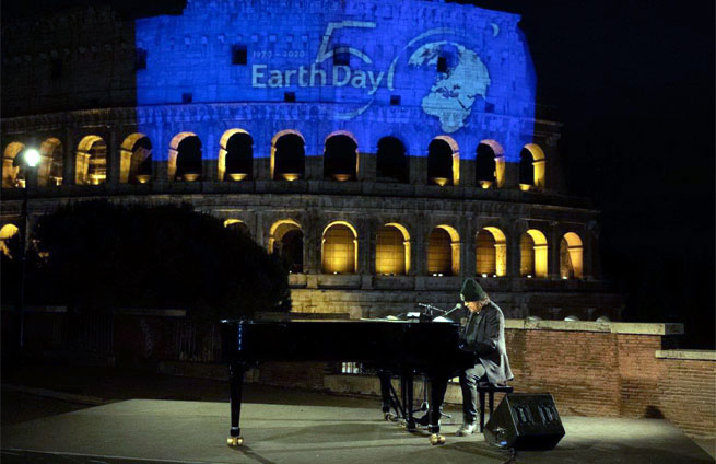 Zucchero Fornaciari canta al Colosseo di Roma con Bono per Giornata della Terra
