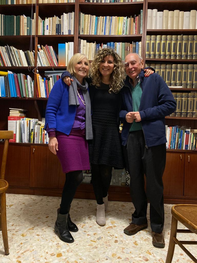 con la moglie Ulrica nella sua casa a Napoli piena di libri 