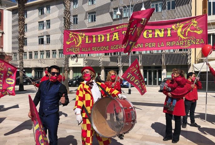 Bari operatori circhi in piazza