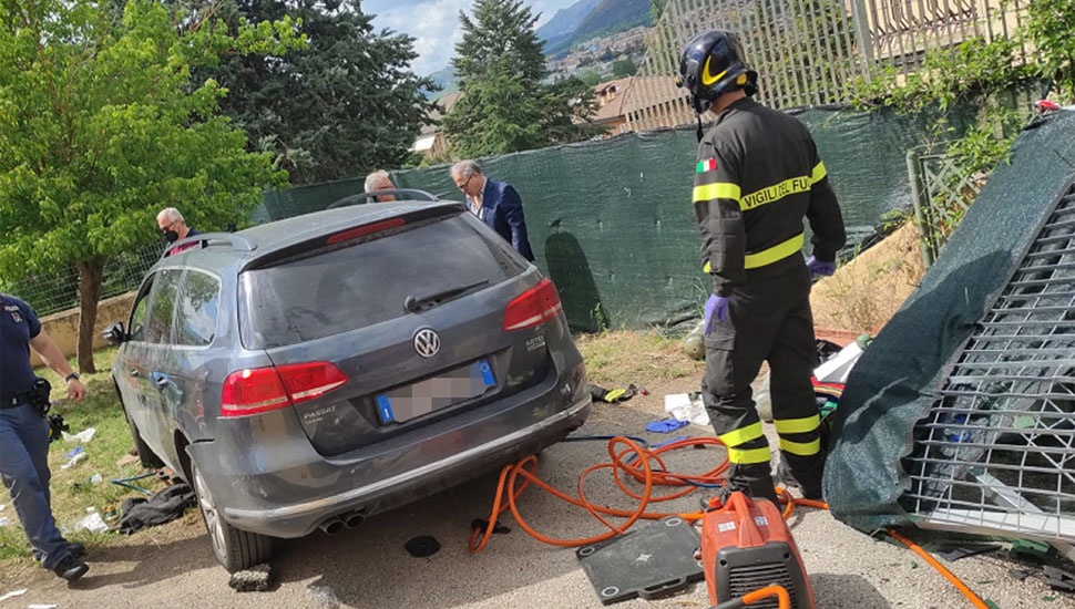 Auto finisce in giardino scuola dell'infanzia a l'Aquila