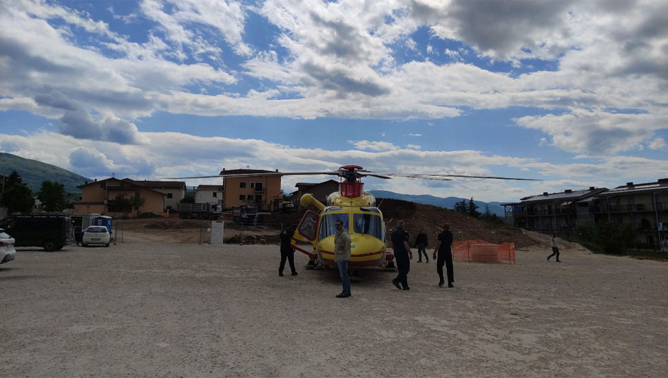 Auto finisce in giardino scuola dell'infanzia a l'Aquila