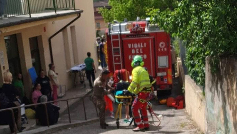 Auto finisce in giardino scuola dell'infanzia a l'Aquila
