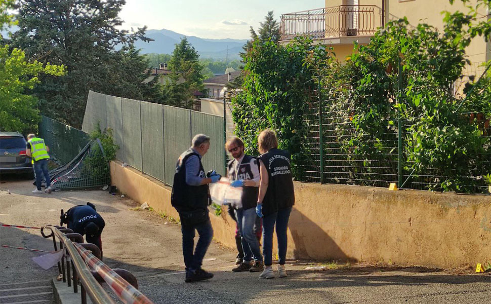 Auto finisce in giardino scuola dell'infanzia a l'Aquila