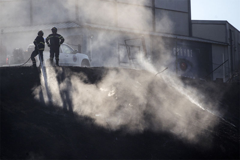 Vigili del fuoco al lavoro per l'incendio divampato negli studi cinematografici di Cinecittà a Roma