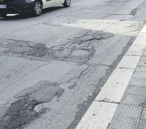https://www.lagazzettadelmezzogiorno.it/upload/2022_11_15/strade2-1668514382930.JPG