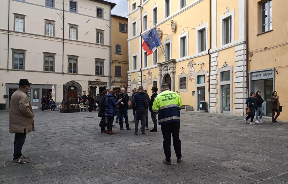 Terremoto in Umbria - La gente in strada dopo la scossa di terremoto alle 16.05, con magnitudo 4.4 a Umbertide (foto Ansa / GIANLUIGI BASILIETTI)