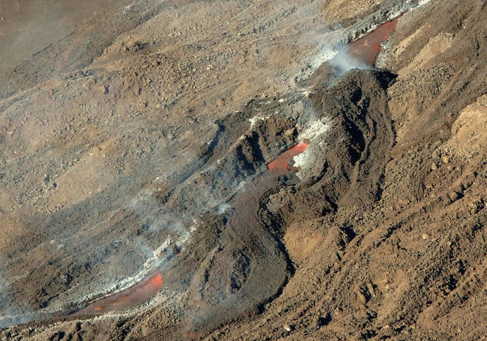 ERUZIONE ETNA: L'immagine scattata dall'elicottero della Protezione Civile mostra la colata lavica originata dalla Bocca Nuova. FOTO ORIETTA SCARDINO / ANSA.