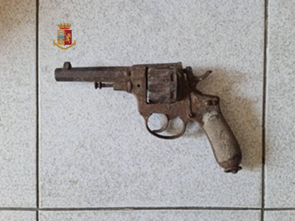 https://www.lagazzettadelmezzogiorno.it/upload/2023_08_29/foto_con_logo_pistola-1693313071596.jpg