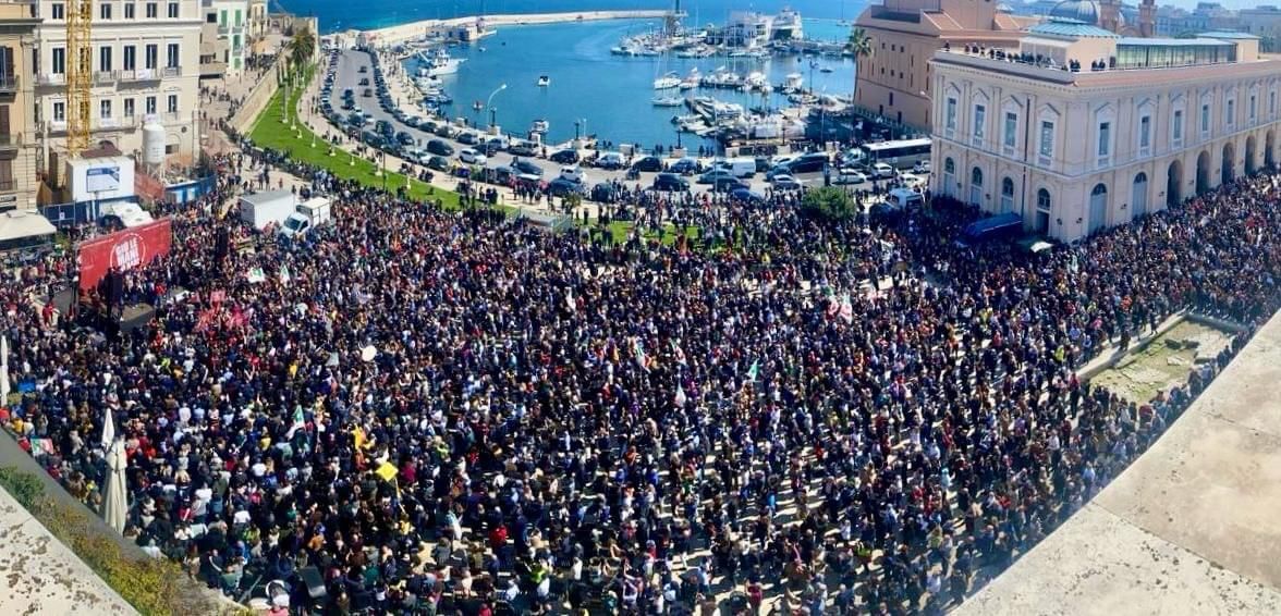 «Giù le mani da Bari», bagno di folla in piazza del Ferrarese per difendere Decaro e l’amministrazione. Il sindaco: «Non ci facciamo ricattare da nessuno»