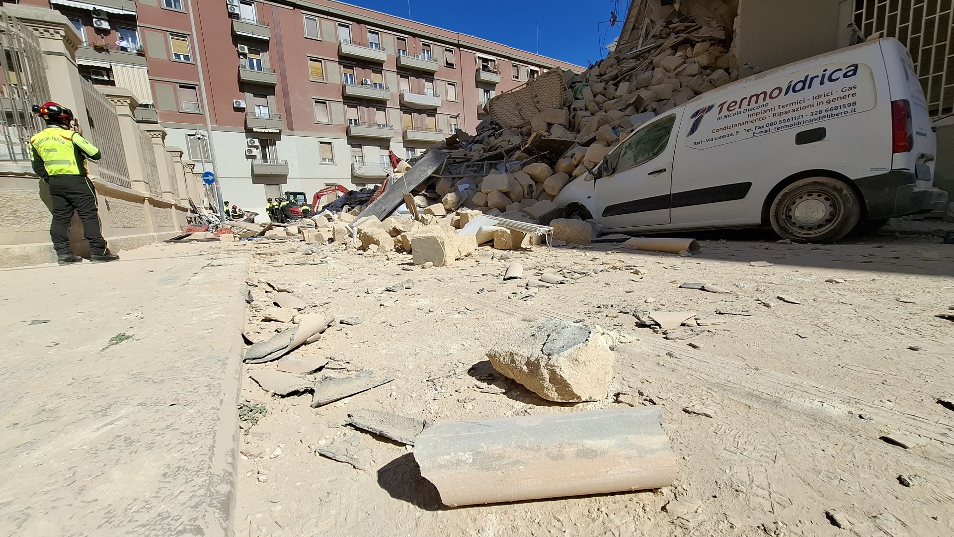 Pezzi di Eternit nell'area del crollo della palazzina